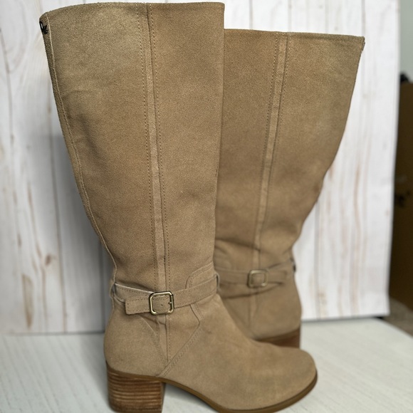 UGG Fashionable Fall Boots - Picture 2 of 12